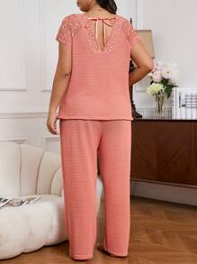Miss Vinta Bộ Đồ Ngủ Plus Size Bộ Dứa & In Hoa Viền Ren Áo Cổ Chữ V Và Thẳng Vừa Vặn Quần Kiểu Cách - Màu Cam san hô - Xem 2