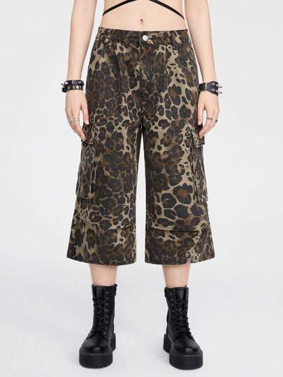 Grunge Punk Giovane donna stile retro Shibuya con stampa leopardo, pantaloncini in jeans a gamba larga e vita alta.
