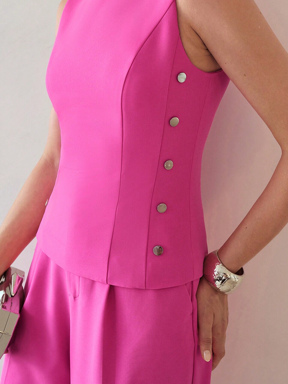 MOTF BUTTON DETAIL FITTED WAIST SLEEVELESS BLOUSE