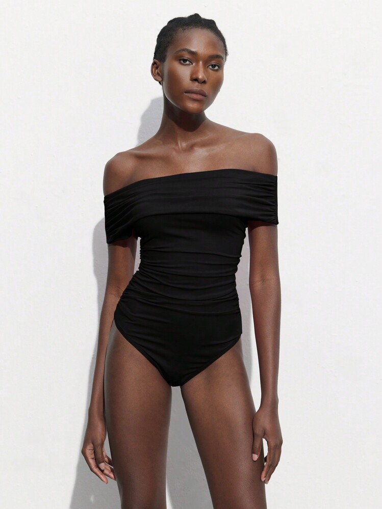 Maija Body moulant noir avec drapé épaules nues, tenue de fête ajustée pour femmes, polyvalente pour le printemps/l'été