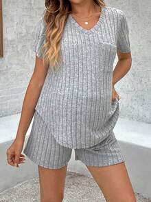 SHEIN Conjunto de top acanalado de manga corta y pantalones cortos para maternidad, ropa para mujeres embarazadas para uso diario casual - Gris Claro - Ver 5