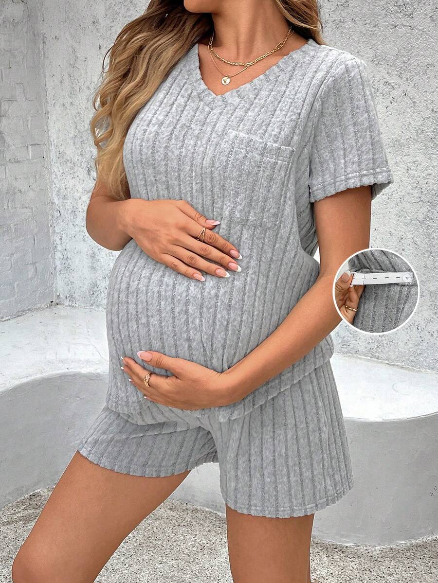 SHEIN Conjunto de top acanalado de manga corta y pantalones cortos para maternidad, ropa para mujeres embarazadas para uso diario casual - Gris Claro - Ver 1
