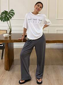 Livesso Bộ đồ ngủ mặc nhà gồm áo phông trắng in họa tiết nơ tối giản và quần dài - trắng - Xem 6