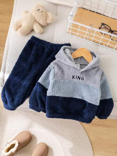 SHEIN 2 件装男婴柔软毛绒拼色连帽衫和松紧腰慢跑裤套装，适合秋冬季幼儿园