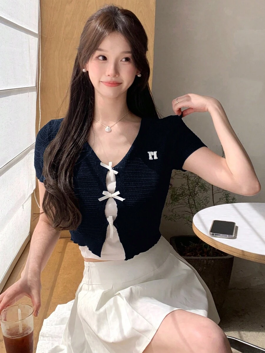 DAZY 短袖短款V領女式針織衫，帶有字母刺繡和蝴蝶結裝飾 - 藏蓝色 - 查看 1