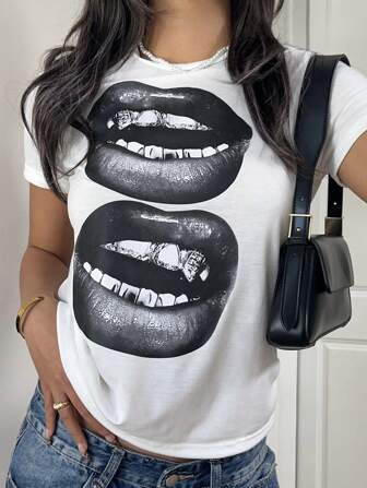 SHEIN EZwear T-shirt slim à manches courtes col rond avec imprimé lèvres noir et blanc, style décontracté de rue pour femmes. T-shirts d'été pour femmes, hauts graphiques