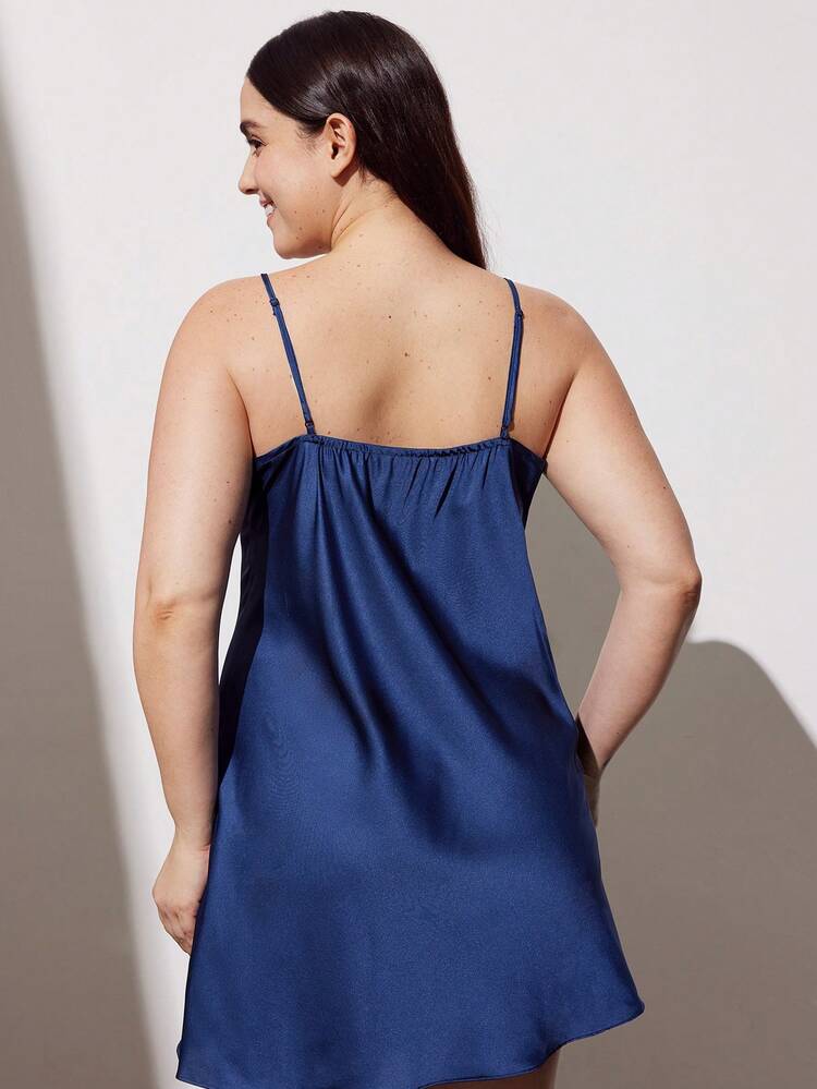 Robe de nuit de mariage en satin à fines bretelles, sexy et basique. Robe de demoiselle d'honneur aérienne. Pyjamas femme comme vêtements de dessus. Robe nuisette et pyjama