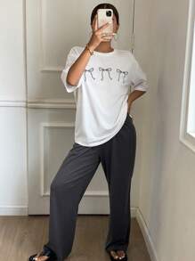 Livesso Bộ đồ ngủ mặc nhà gồm áo phông trắng in họa tiết nơ tối giản và quần dài - trắng - Xem 3