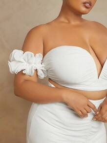 SHEIN Unity Damski top plus size z plisowanym paskiem na ramię, głębokim dekoltem w kształcie litery V i spódnicą z falbanką Elegancki dwuczęściowy komplet