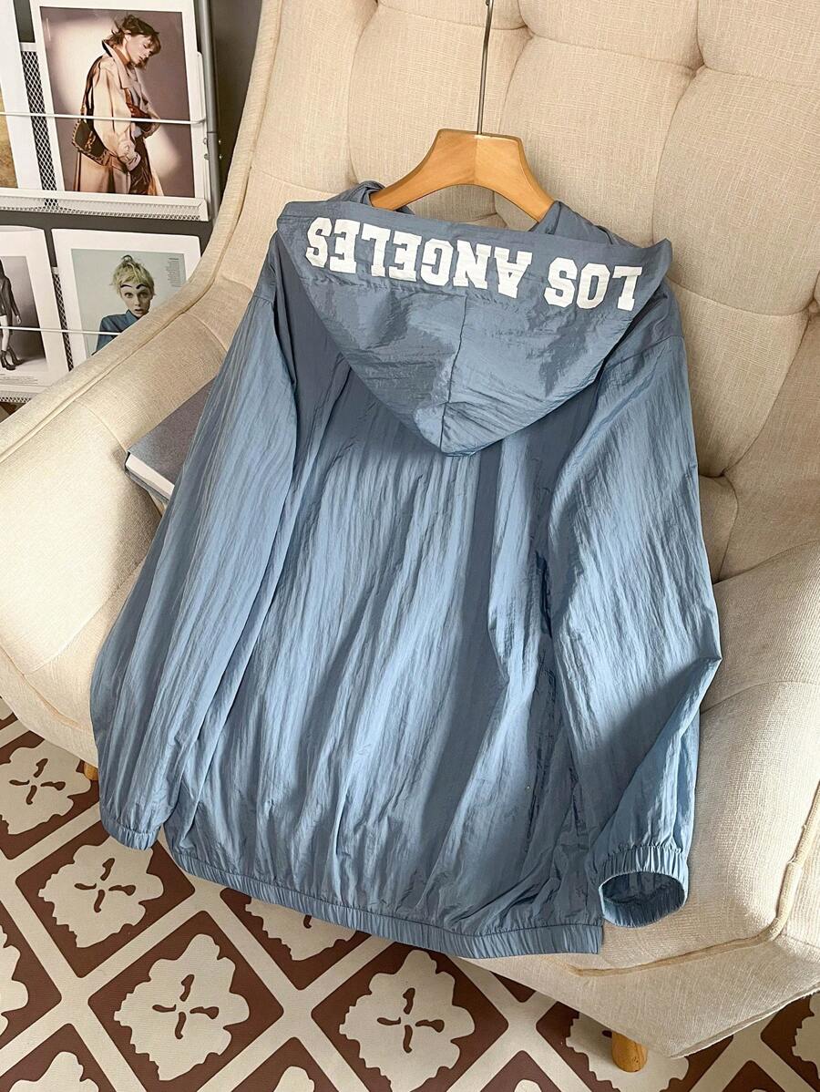 SHEIN 1 Áo khoác hoodie kết cấu mềm mại kiểu trường đại học thường ngày dành cho nam thanh thiếu niên có mũ in chữ lớn, thoáng khí và thoải mái, thích hợp cho kỳ nghỉ vào mùa xuân và mùa hè - Màu xanh lam - Xem 1