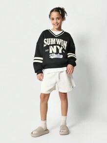 SUMWON Collegejacke mit Grafik V-Ausschnitt, Sportuni-Stil Pullover, Retro Collegiate Sport Ästhetik, Vintage Trikot mit breitem Rippstrick und Statement Logo