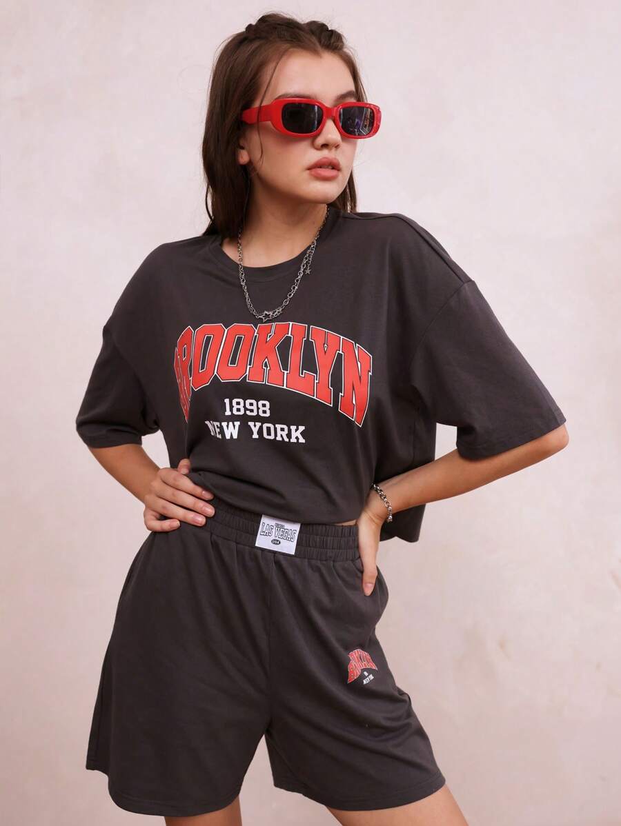 SHEIN Teenage Girl's Casual Loose Fit College-Style Black & Grey Knitted English Print T-Shirt With Waistband Labelled Shorts, 2pcs/Set - Dark Grey - View 1