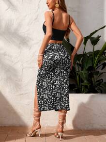 SHEIN VCAY Bộ đồ hai mảnh áo hai dây crop top màu trơn và chân váy midi xẻ tà họa tiết hoa nhỏ xinh cho nữ đi nghỉ mát - màu đen - Xem 2