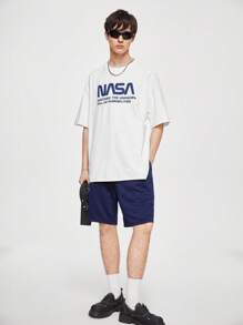 Manfinity Hypemode Conjunto de camiseta casual de verano para hombre con cuello redondo y mangas de hombro caído, impreso con eslogan y pantalones cortos con cordón en la cintura - Blanco y Negro - Ver 1