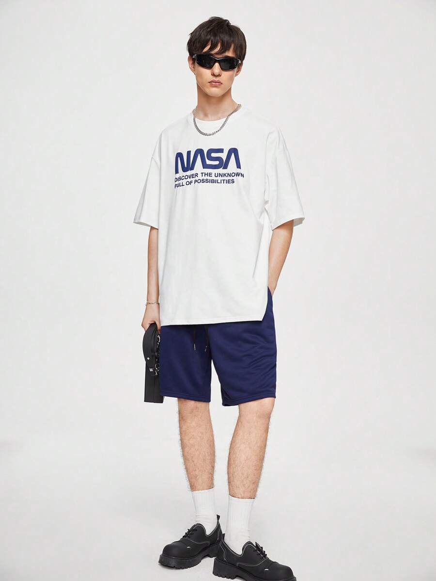 Manfinity Hypemode Conjunto de camiseta casual de verano para hombre con cuello redondo y mangas de hombro caído, impreso con eslogan y pantalones cortos con cordón en la cintura - Blanco y Negro - Ver 1