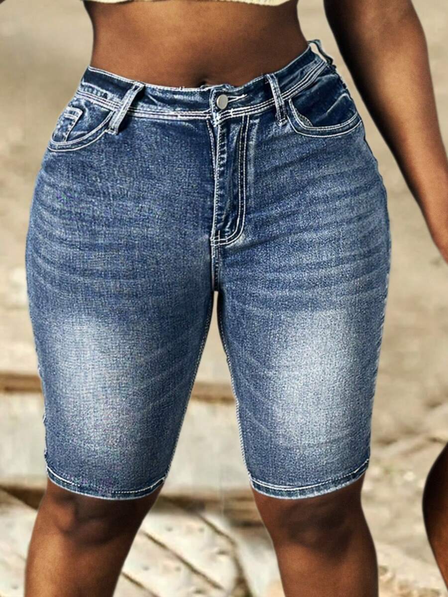 Shorts denim aderenti da donna con tasche frontali aperte e spacchetti