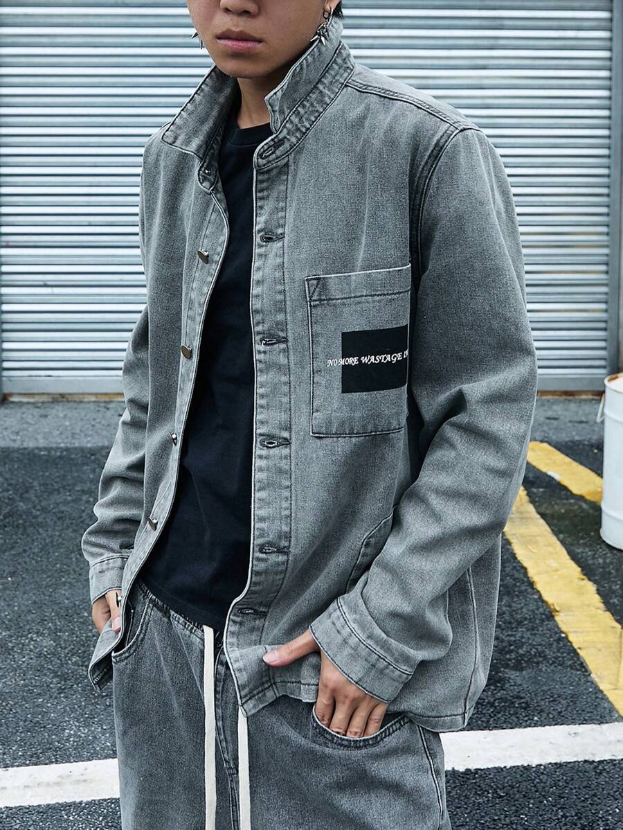 Manfinity EMRG Camisa vaquera de manga larga con botones, bolsillo con solapa y estampado gráfico de lema, para hombres, ideal para vacaciones y con amigos - Gris - Ver 1