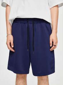 Manfinity Hypemode Conjunto de camiseta casual de verano para hombre con cuello redondo y mangas de hombro caído, impreso con eslogan y pantalones cortos con cordón en la cintura - Blanco y Negro - Ver 6