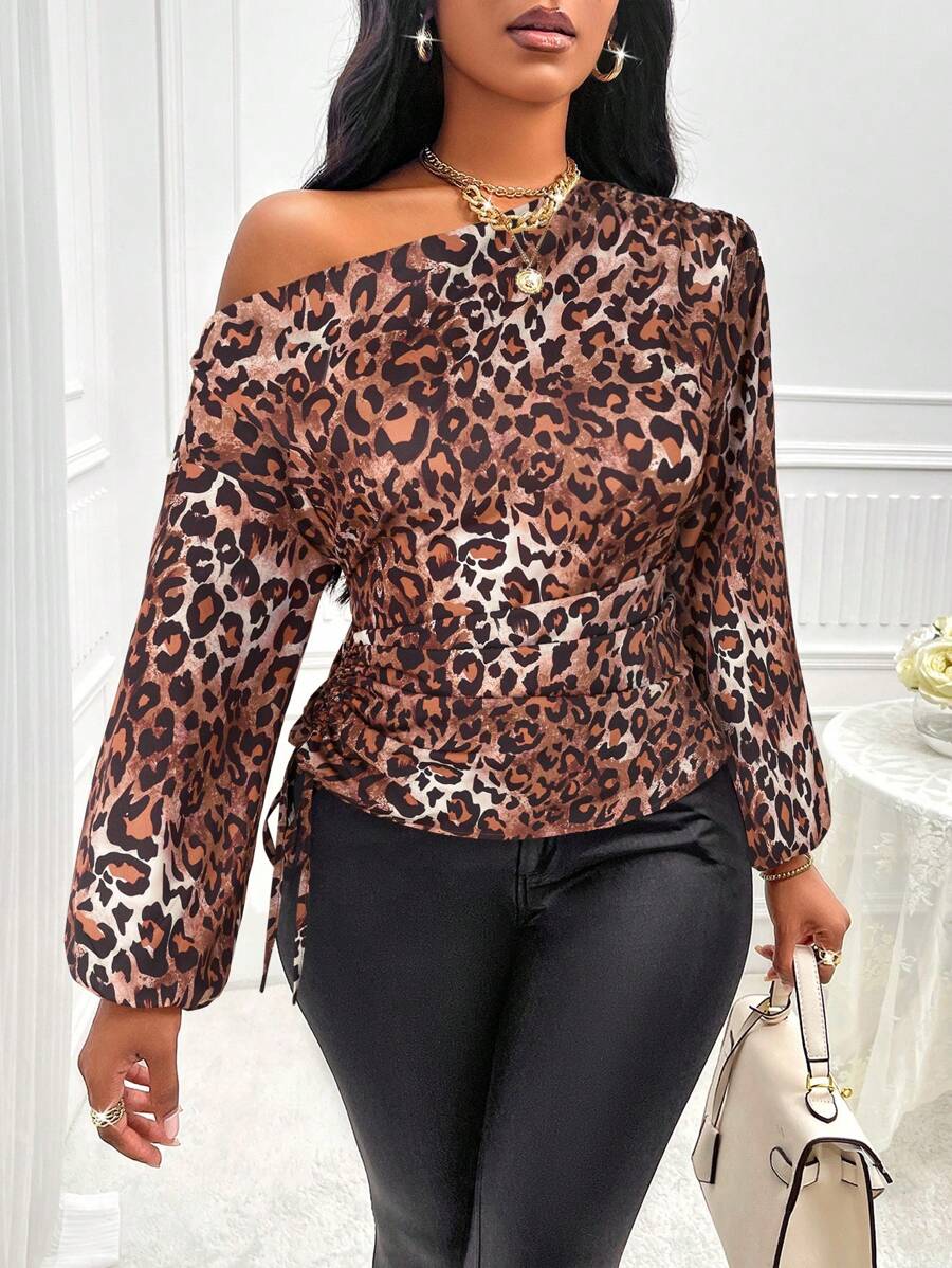 Zolique 優雅不對稱領荷葉邊束繩豹紋襯衫，側按鈕設計（隨機花卉圖案） - 棕色 - 查看 1