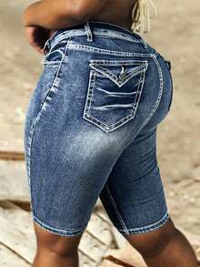 Shorts denim aderenti da donna con tasche frontali aperte e spacchetti