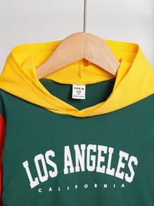 SHEIN 可爱的多色字母图案婴儿连帽上衣，百搭新年服装