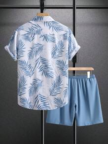Manfinity RSRT Áo sơ mi nam tay ngắn in họa tiết cây Hawaii cài nút phía trước và quần short túi màu trơn trang phục thường ngày mùa hè, trang phục ấm áp - Màu xanh bụi bặm - Xem 2