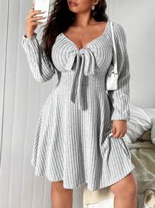 Flirla Đầm dài tay cỡ lớn màu xám nhung có dây buộc nơ hoa - Xám - Xem 4