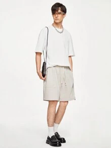 Manfinity Hypemode 男士抽绳腰部字母印花休闲短裤，时尚百搭，重返校园宽松裤 - 卡其色 - 查看 4