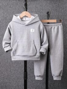 Young Boy Textured Knit Fleece Tracksuit, Suitable For 4-7 Years Old Boys To Wear During Outings, School And Sports In Autumn, Winter And Spring. The Tracksuit Is Made Of Textured Knit Fleece Material, Which Is Warm And Comfortable. The Hoodie Is Designed With A Hood, Enhancing The Fashion Sense And Warmth. It Is Suitable For Boys To Wear On Various Occasions, Not Only Fashionable But Also Practical, And Allowing Easy Movement. When Boys Wear This Tracksuit, Whether It's Outdoor Activities, Going To School, Or Exercising, They Can Show Off A Fashionable And Stylish Image. This Tracksuit Will Become A Fashionable And Warm Item In The Young Boy Wardrobes, Providing More Choices For Their Daily Wear!