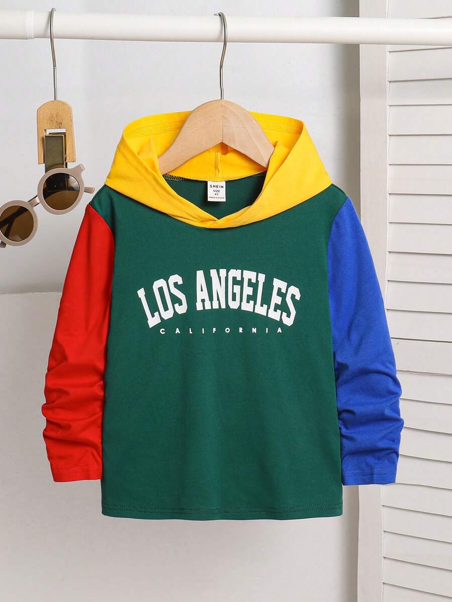 SHEIN 可爱的多色字母图案婴儿连帽上衣，百搭新年服装