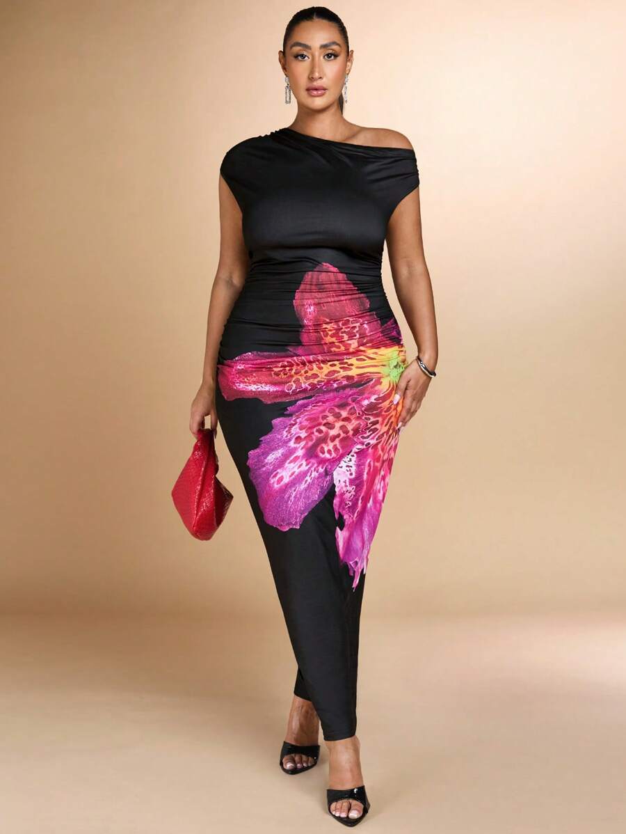 SHEIN BAE 加大尺寸女士黑色純色印花不對稱領口褶皺修身長款夏季連衣裙 - 彩色 - 查看 1