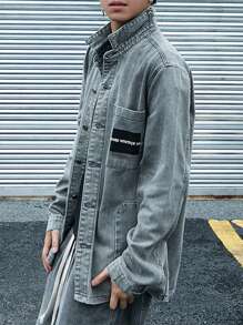 Manfinity EMRG Camisa vaquera de manga larga con botones, bolsillo con solapa y estampado gráfico de lema, para hombres, ideal para vacaciones y con amigos - Gris - Ver 4
