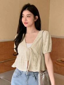 Dazy Designer 女式短袖烂花刺绣T恤，带肩带细节，夏季，褶边