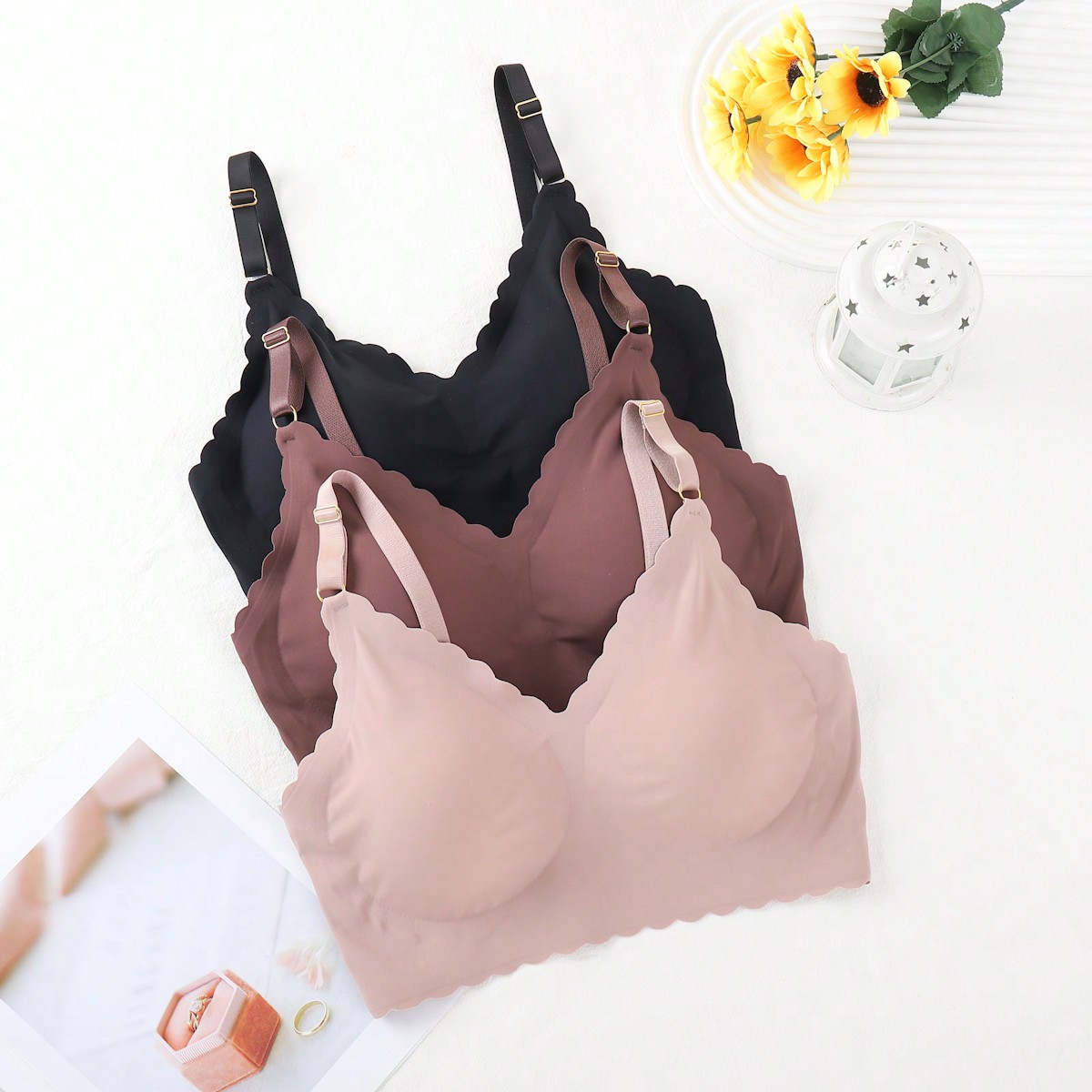 Conjunto de 3 sujetadores adhesivos sin costuras con borde en onda cómodos y con copas removibles
