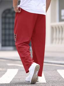 Manfinity Roughcore Pantalones casuales para hombres de talla grande con cintura ajustable, impresión de letras y bolsillos - Rojo - Ver 2