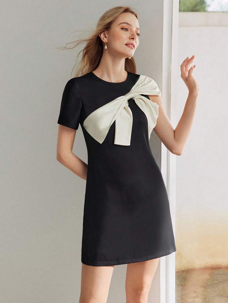 VESTIDO CORTO AJUSTADO CON DETALLE DE LAZO CONTRASTANTE