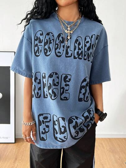 SHEIN EZwear Camiseta personalizada de mujer con estampado de leopardo y letras impresas, esencial para el estilo de verano en la calle