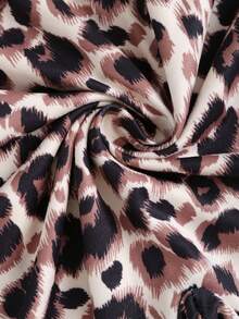 SHEIN Unity Bộ 2 chiếc áo spaghetti in họa tiết da báo, áo hở lưng và quần short ôm vừa vặn thời trang - Nhiều màu - Xem 3