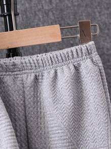 Young Boy Textured Knit Fleece Tracksuit, Suitable For 4-7 Years Old Boys To Wear During Outings, School And Sports In Autumn, Winter And Spring. The Tracksuit Is Made Of Textured Knit Fleece Material, Which Is Warm And Comfortable. The Hoodie Is Designed With A Hood, Enhancing The Fashion Sense And Warmth. It Is Suitable For Boys To Wear On Various Occasions, Not Only Fashionable But Also Practical, And Allowing Easy Movement. When Boys Wear This Tracksuit, Whether It's Outdoor Activities, Going To School, Or Exercising, They Can Show Off A Fashionable And Stylish Image. This Tracksuit Will Become A Fashionable And Warm Item In The Young Boy Wardrobes, Providing More Choices For Their Daily Wear!