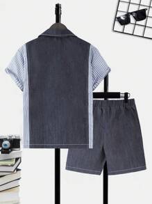 SHEIN 男童牛仔與條紋拼接鈕扣衫和編織胸口短袖短褲套裝，適用於休閒和居家穿著 - 藍色 - 查看 2