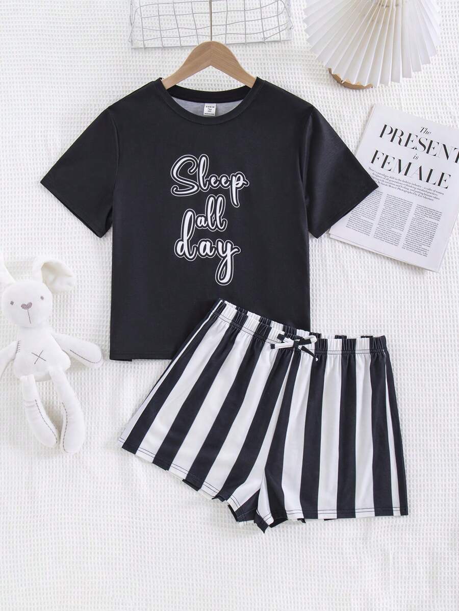 SHEIN 少女夏季簡約字母印花短袖T恤，腰部3D蝴蝶結裝飾條紋短褲，阻燃家庭睡衣2件套裝。親子裝（分為2套單獨出售） - 黑與白 - 查看 1