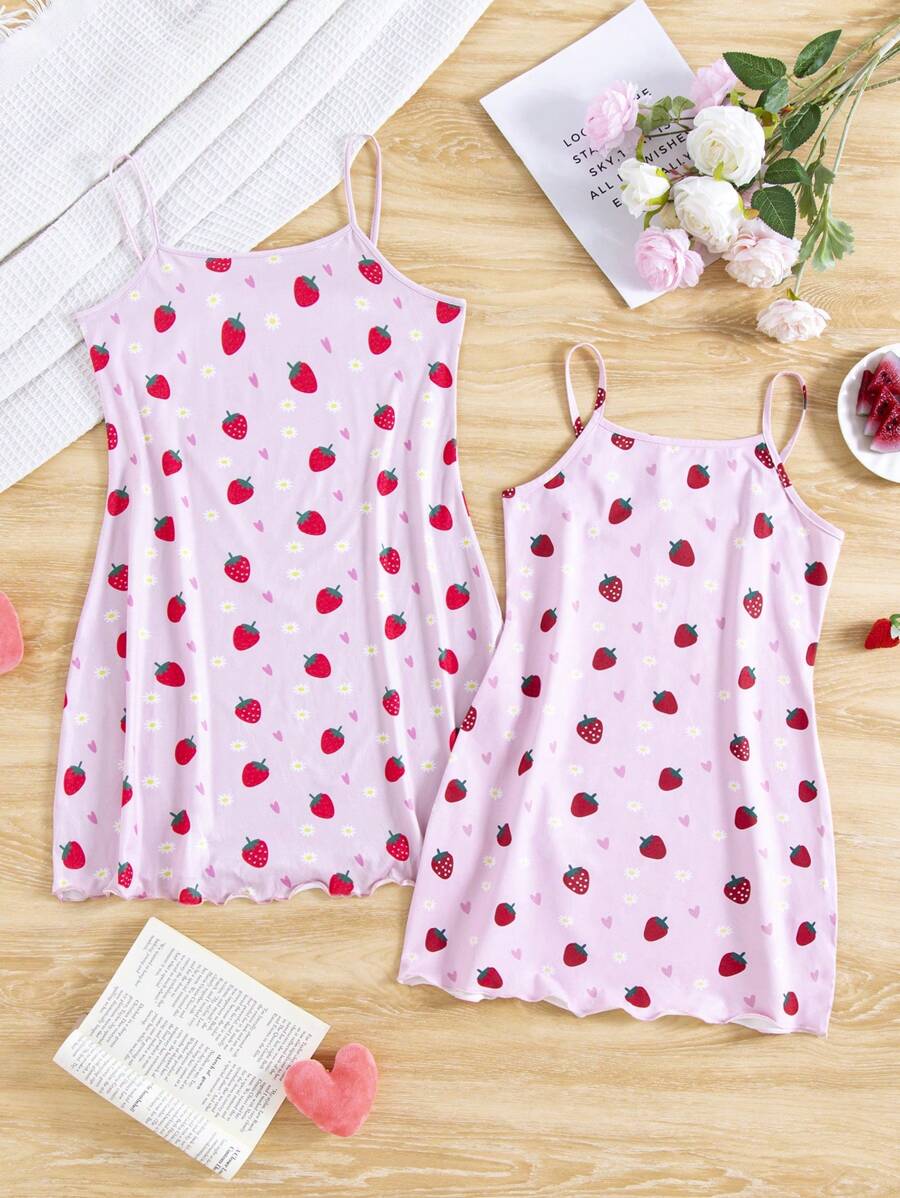 SHEIN Áo ngủ cho bé gái tuổi teen họa tiết dâu tây dễ thương, eo thắt, dây mảnh, chất liệu vải chống cháy, thích hợp mặc mùa hè; Bộ đồ đôi mẹ và bé (2 món bán riêng) - Hồng - Xem 1