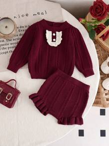 SHEIN Vintaside Kids 寶寶女孩毛衣套裝，圓領長袖酒紅色毛衣搭配白色花邊，秋冬季節保暖舒適。搭配紅/酒紅點綴的針織短褲，時尚優雅，適合日常、戶外、旅行、度假、家居、幼兒園和學校場合。 - 酒紅色 - 查看 1