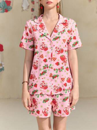 Strawberry Shortcake X SHEIN Ensemble de pyjama doux à imprimé fraise pour femmes, motif gâteau à la fraise, rose, haut à manches courtes avec col et boutons et shorts, été