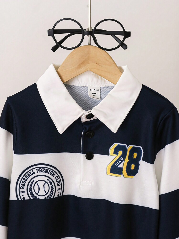 SHEIN 男童休閒運動大學寬條紋短袖POLO衫帶徽章和印號裝飾，藍白色，適合秋季單穿，適合冬季配外套穿，適合運動，適合校園穿著 - 寶藍色 - 查看 4