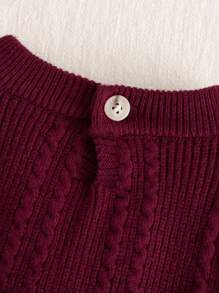 SHEIN Vintaside Kids 寶寶女孩毛衣套裝，圓領長袖酒紅色毛衣搭配白色花邊，秋冬季節保暖舒適。搭配紅/酒紅點綴的針織短褲，時尚優雅，適合日常、戶外、旅行、度假、家居、幼兒園和學校場合。 - 酒紅色 - 查看 6