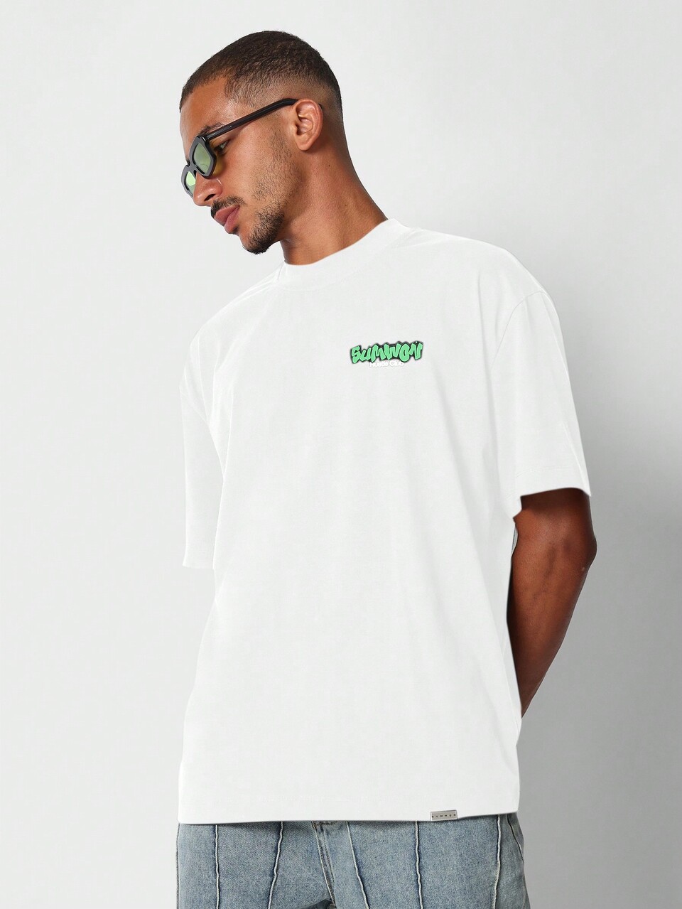 SUMWON Camiseta de manga curta com ajuste regular e estampa gráfica nas costas