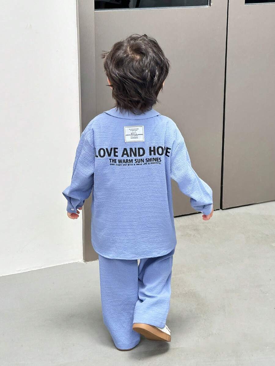 SHEIN 2入組男童休閒舒適質地衫褲套裝，背袋印花及徽章裝飾，適用於日常、學校、旅行、運動、春秋季 - 藍色 - 查看 1