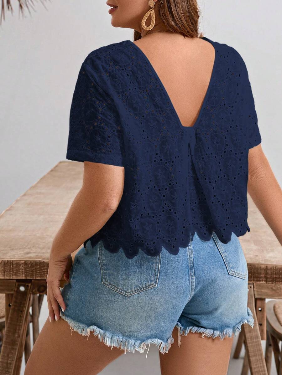 SHEIN Frenchy 大尺碼純色鏤空刺繡圓領短袖夏季度假襯衫