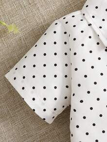 SHEIN Ropa de verano para bebé niño, atuendo de caballero con camisa de manga corta estampada de lunares y pantalones cortos con tirantes - Blanco - Ver 7